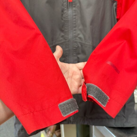 THE NORTH FACE BOYS’ HOODED JACKET – RED & GRAY – SIZE MEDIUM (10/12) - Picture 13 of 17